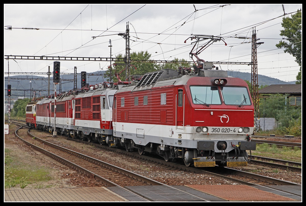 Fünffachlokzug mit 350 020 an der Spitze fährt am 20.09.2019 in Bratislava Nove Mesto ein.
