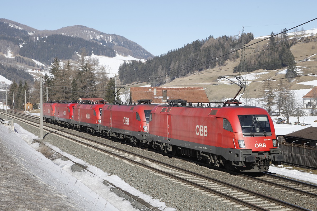 Fünfmal Taurus bilden einen Lokzug vom Brenner nach Innsbruck der hier in der nähe von Steinach in Tirol zu sehen ist. Das Bild entstand am 13.02.2015.
