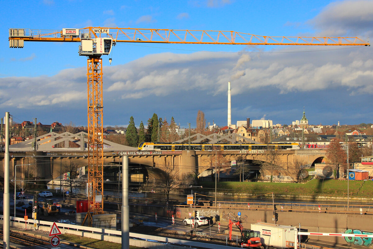 Fünfteiliger Flirt 3 von GABW am 15.01.2023 auf der Neckarbrücke in Stuttgart-Bad Cannstatt. 