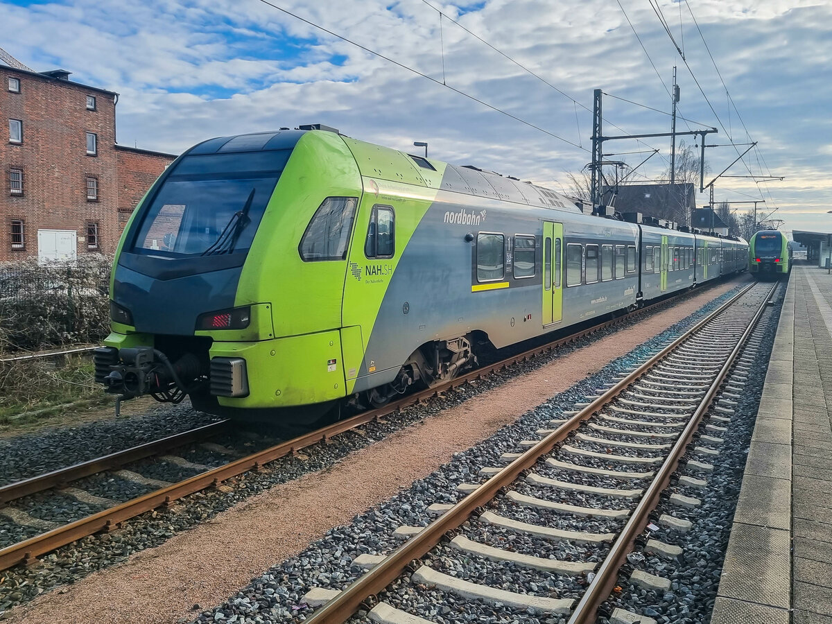 Fünfteiliger FLIRT der nordbahn abgestellt in Itzehoe, 28.01.2023.