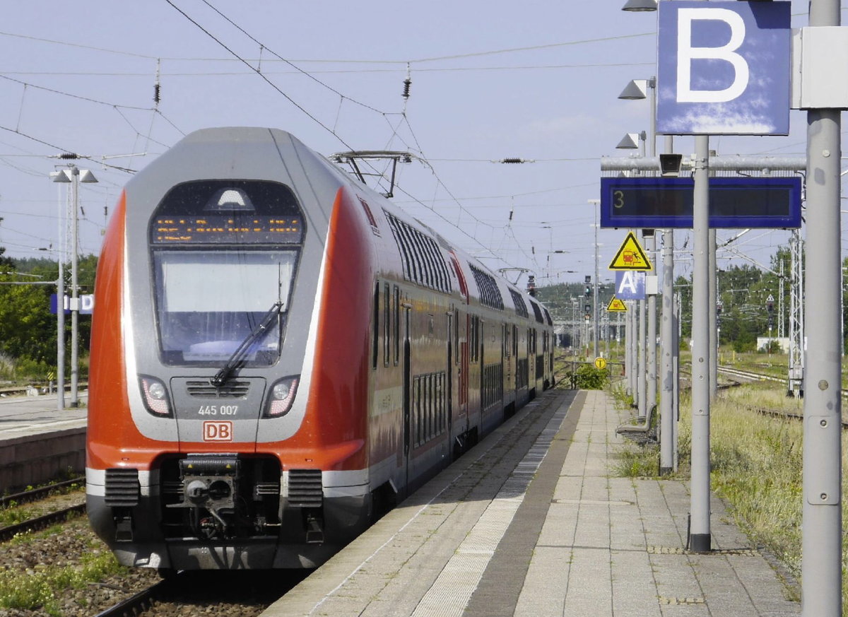 Fünfteiliger Twindexx mit 445 007 am Zugschluss als RE 5 Elsterwerda - Berlin - Rostock in Neustrelitz Hbf, 21.7.18. 