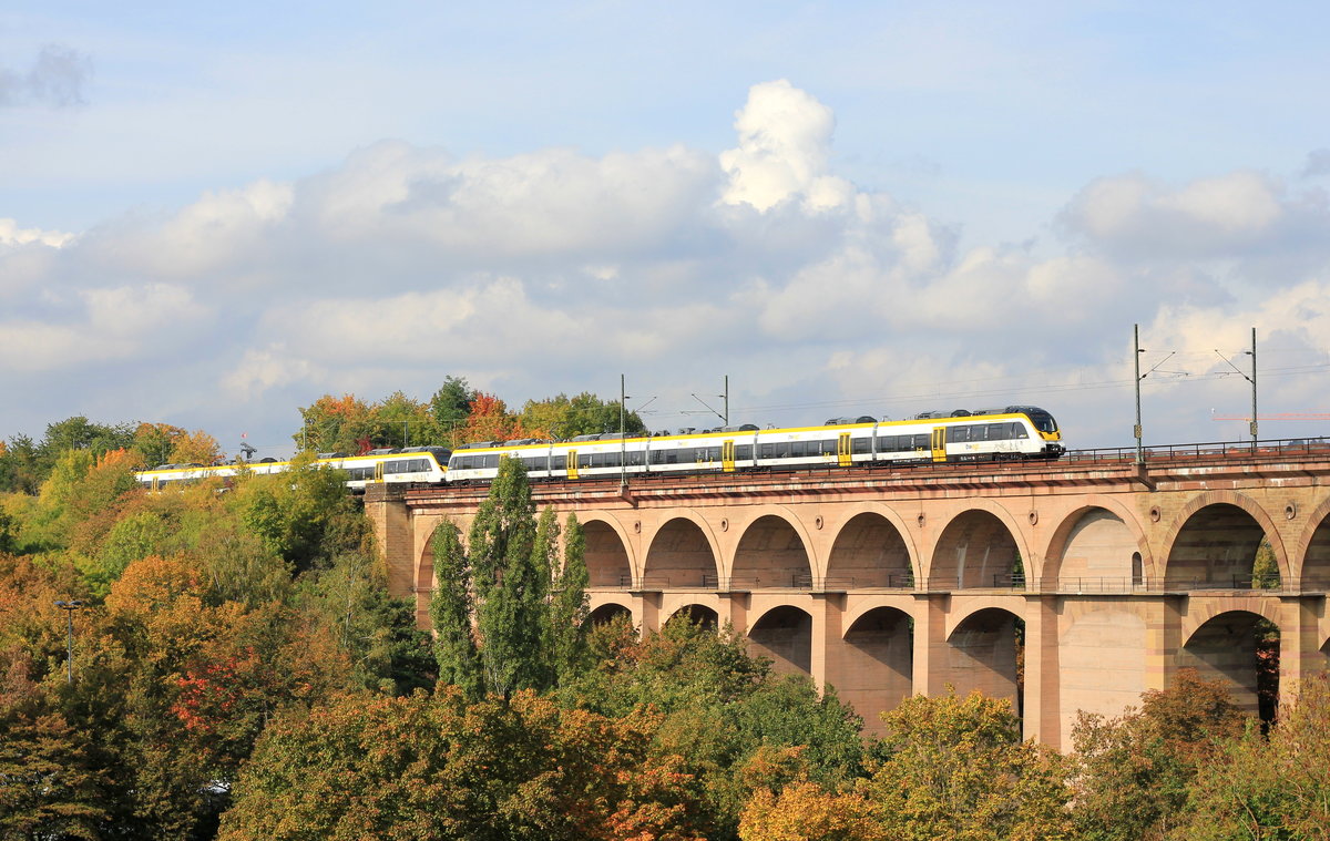 Fünfteiliges Hamsterpärchen als RB 17 Heidelberg/Pforzheim-Stuttgart Hbf am 13.10.2020 auf dem Enzviadukt in Bietigheim. 