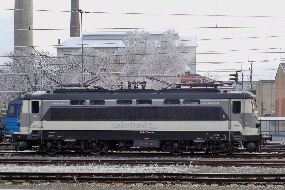 Fünfzig Farbtonen Grau? In jeden Fall steht am 1.Januar 2017 LokoTRains 242 558 in Breclav, wartend auf neue Aufgaben Richtung Bratislava für dieser Slowakischen Unternehmen.