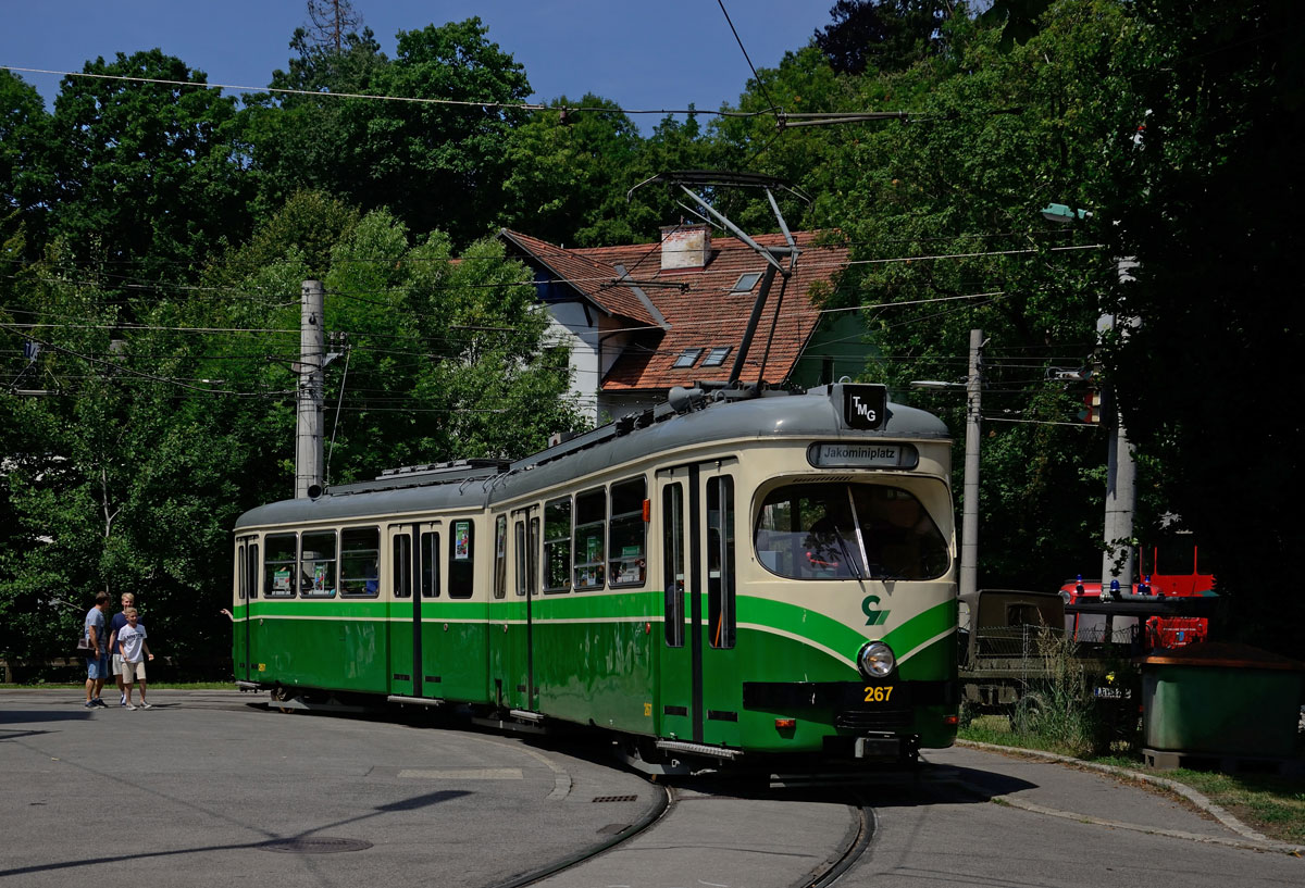 Fünfzig Jahre war TW 267 in Planverkehr unterwegs, die letzten zwei Jahre war die Zukunft eher ungewiss und nun ist dieser der neueste Museumwagen vom Tramway Museum Graz. 

TW 267 in der Schleife Mariatrost bei der ersten Ausfahrt als Musuemwagen Ri. Jakominiplatz. (05.07.2015)