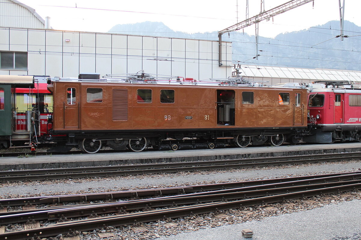 Für 1 Jahr zurück in ihrer alten Heimat Graubünden.Überführung der RhB Gleichstromlok ex.Berninabahn Ge 4/4 Nr.81 (1916) nach Pontresina.Sie kam per Strassentransport von der Blonay-Chamby Museumsbahn wo sie seit 1970 beheimatet ist,nach Landquart.26.08.21