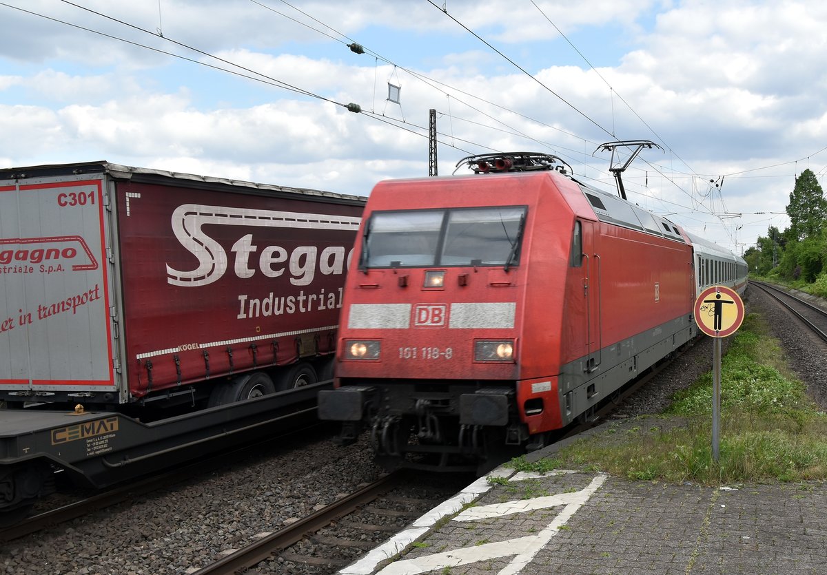 Für den von der 101 118-8 gezogenen IC muss die 152 031-1 ins Ausweichgleis in Roisdorf am 1.Mai 2018.