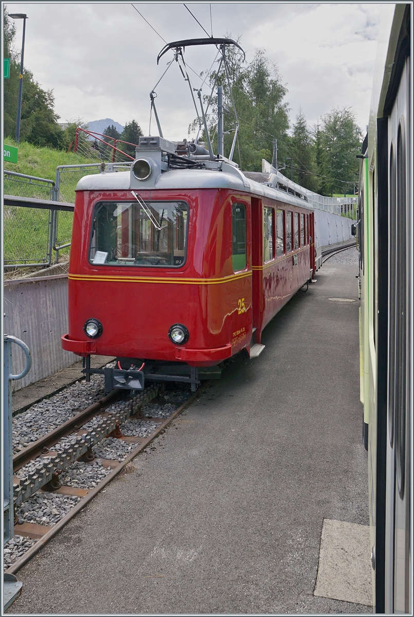 Für das 125 Jahre Jubiläum der Bex Villars Col de Bretaye Bahn (BVB) wurde der 1944 in Betrieb genommen Triebwagen BDeh 2/4 N° 25 in der ursprünglichen BVB Farbgebung lackiert. Der  Flèche  absolviert nun im Jubiläums-Sommer an einigen Tagen eine Hin- und Rückfahrt von Villars-sur-Ollon zum Col-de-Bretaye. 

Das Bild zeigt den BDeh 2/4 25 in Villars vor der Abfahrt zum Col-de-Bretaye. Das Bild entstand aus dem ausfahrenden BVB Zug, dessen Fenster sich zu meiner Freude öffnen liesen. 

19. August 2023