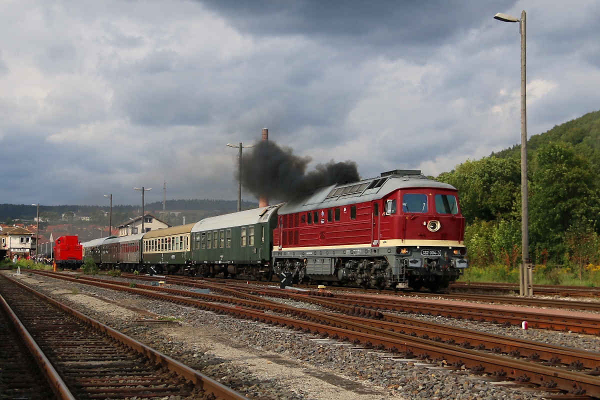 Für 132 004-3 heißt es am Nachmittag dann Abfahrt mit dem Sonderzug von den XXI. Meininger Dampfloktagen. Aufgenommen in Meiningen am 05.09.2015.