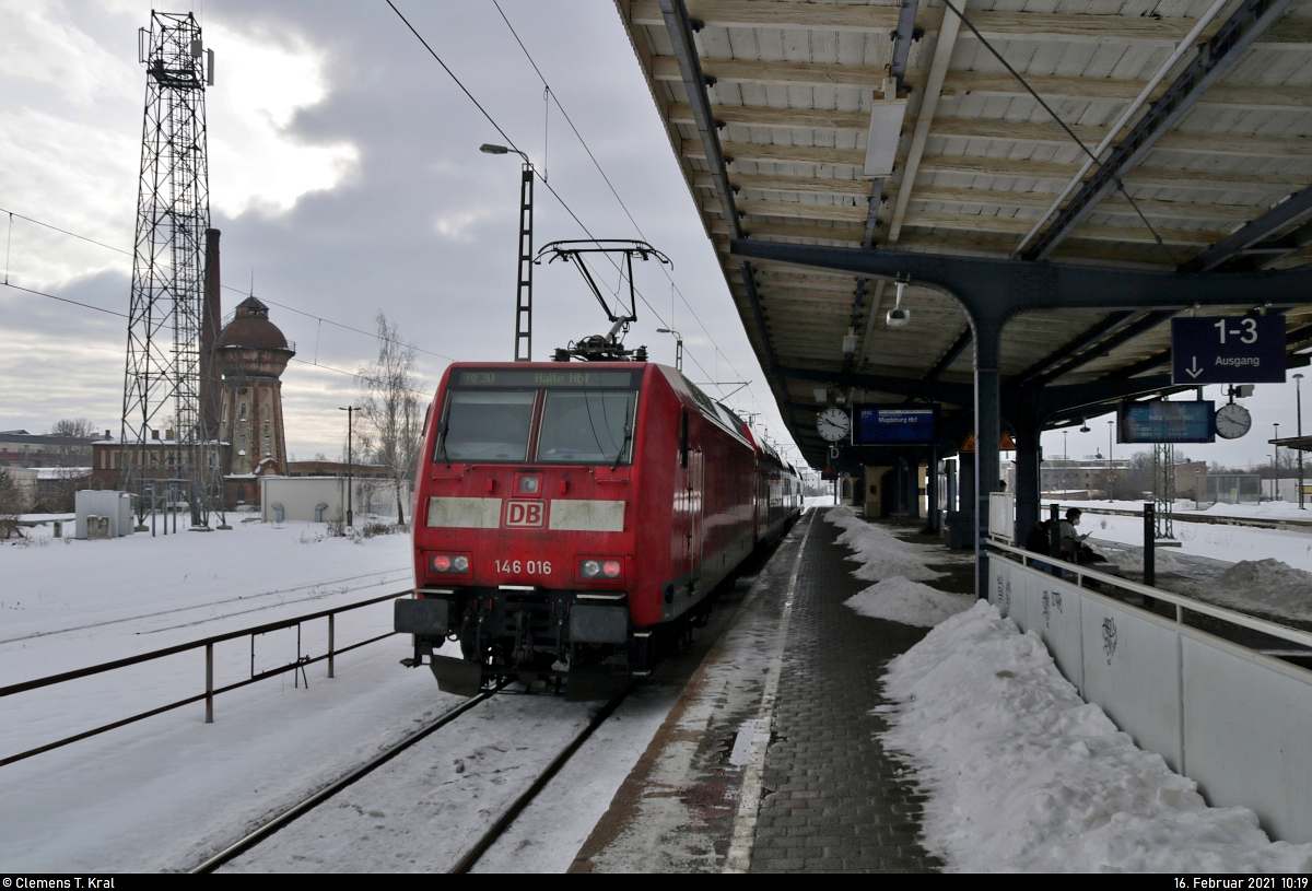 Für 146 016-1 war wegen einer Oberleitungsstörung in Wulfen(Anh) bereits im Bahnhof Köthen Schluss. Von Gleis 5 ging es wenig später zurück nach Halle(Saale)Hbf.

🧰 Elbe-Saale-Bahn (DB Regio Südost)
🚝 RE 16312 (RE30) Halle(Saale)Hbf–Köthen<s>–Magdeburg Hbf</s>
🚩 Bahnstrecke Magdeburg–Leipzig (KBS 340)
🕓 16.2.2021 | 10:19 Uhr