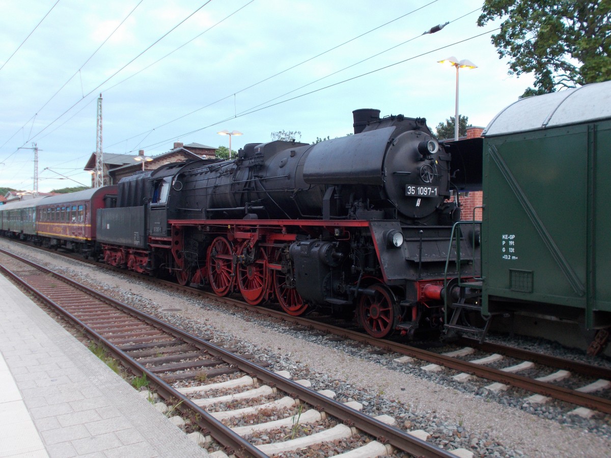 Für 35 1097 ging es nachdem Ende des Putbuser Bahnhofsfestes,am 31.Mai 2015,kalt wieder nach Hause.Aufnahme in Bergen/Rügen.