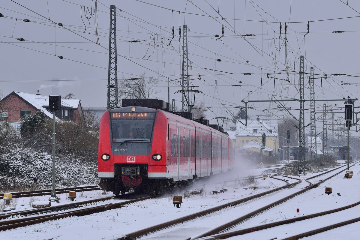 Für die 425er ist der Schnee nichts neues und so verrichten sie zuverlässig ihren Dienst auf der RB27. Hier verlässt 425 097 den Bahnhof Grevenbroich gen Mönchengladbach.

Grevenbroich 08.02.2021
