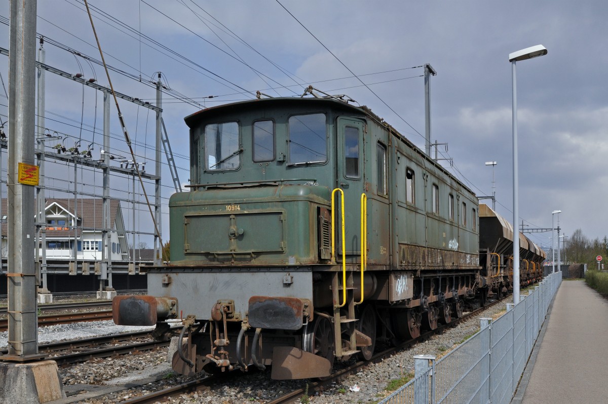 Für die Ae 4/7 10914 hat die letzte Stunde geschlagen. Auf einem Abstellgleis bei der Firma Thommen wartet die Maschine auf ihren Abbruch. Die Aufnahme stammt vom 05.04.2015.