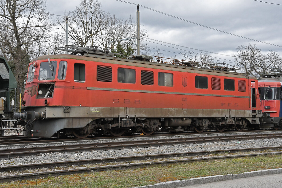 Für die Ae 6/6 11416  Glarus  hat bald die letzte Stunde geschlagen. am 08.03.2023 steht die Lok auf einem Nebengleis beim Bahnhof Kaiseraugst.