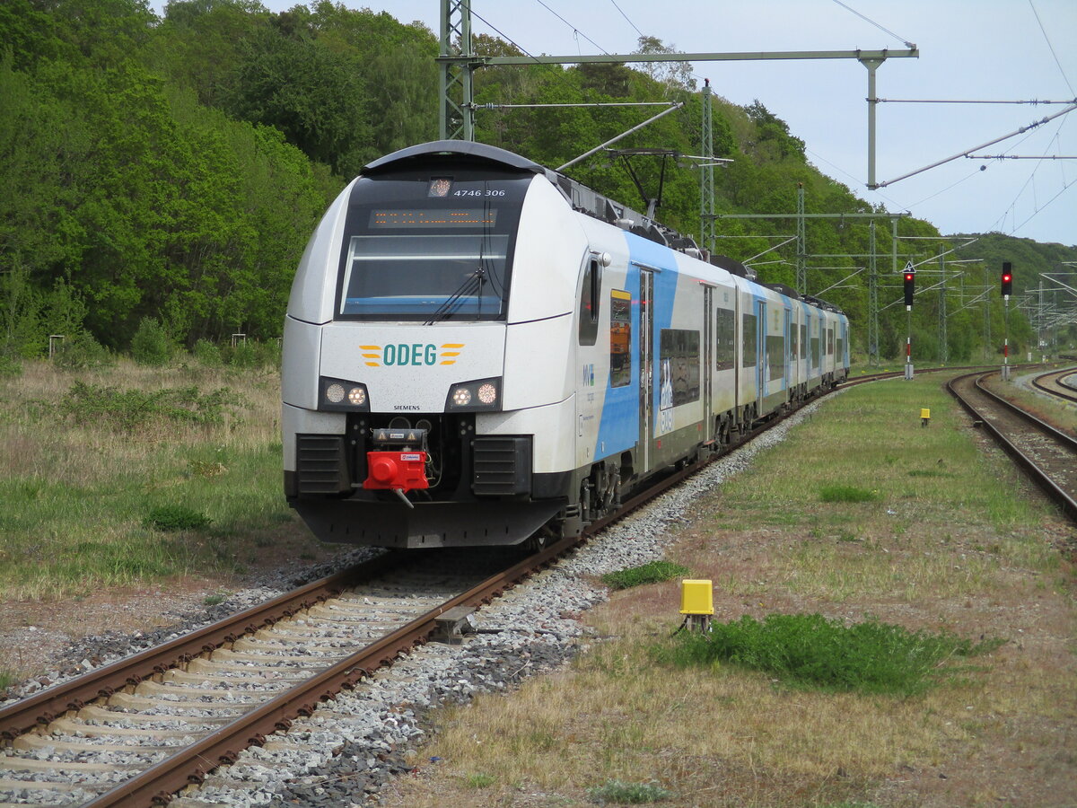 Für den aus Sassnitz kommenden 4746 306 war die Fahrt,am 16.Mai 2022,in Lietzow zu Ende.Aufgenommen vom Bahnsteigende.