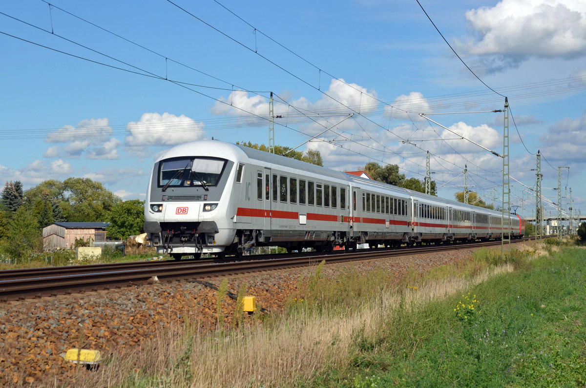 Für den ausgefallenen ICE 2577 verkehrte am 28.09.20 der Ersatz-IC 2905 mit 101 123 als Schiebelok von Berlin nach Leipzig. Hier passiert der Zug Gräfenhainichen.
