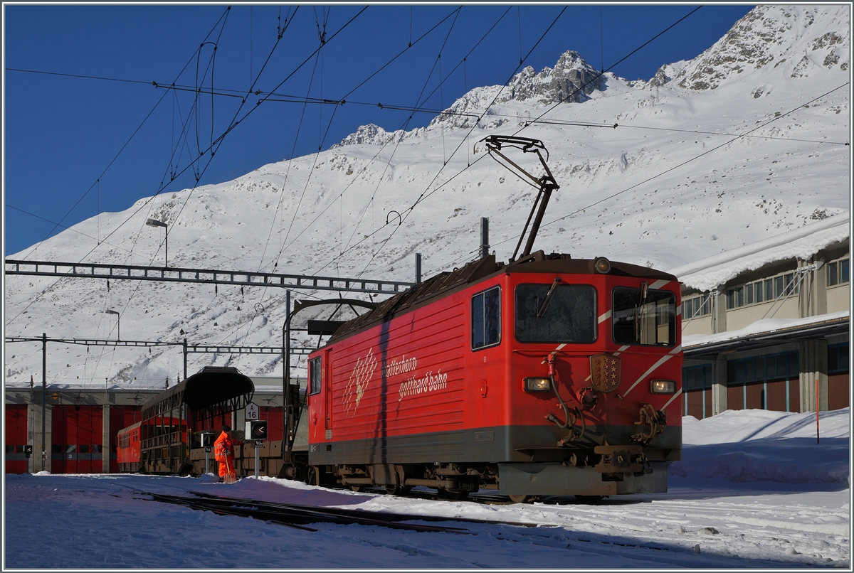 Für die Auto-Tunnel-Züge beschaffte die FO vor knapp vierzig Jahren ihre beiden Ge 4/4 81 und 82, hier ist die MGB Ge 4/4 81  Wallis  in Andermatt beim Rangieren mit Autotransportwagen beschäftigt.
(Das Bild entstand beim Warten auf den Zug nach Visp auf dem  Bahnsteig  des Gleises 4)
11. Feb. 2016