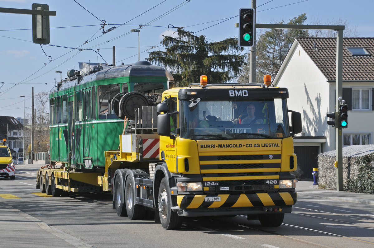 Für den B4S 1502 hat die letzte Stunde geschlagen. Hier fährt der Lastwagen an der Endstation der Linie 3 in Birsfelden vorbei. Die Aufnahme stammt vom 21.03.2018.
