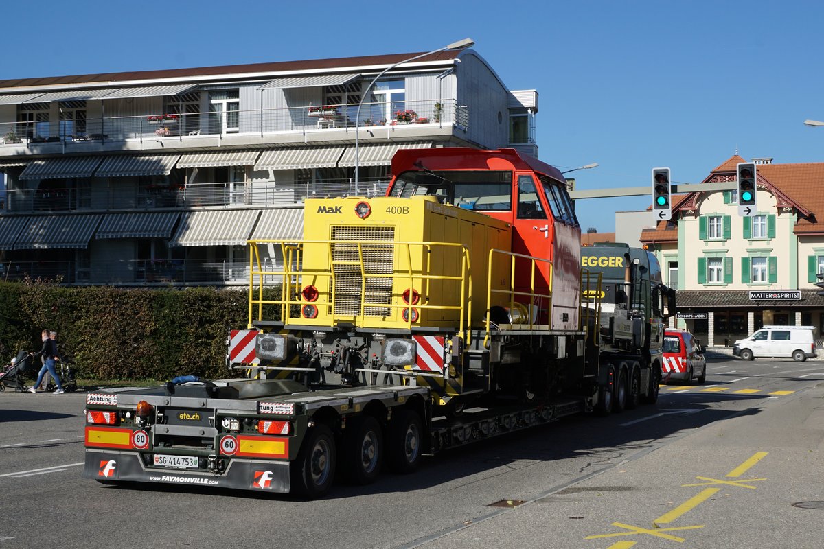 Für den Bahnfotografen nicht erkennbarer Loktransport vom 4. Oktober 2018 in Aarberg.
Foto: Walter Ruetsch