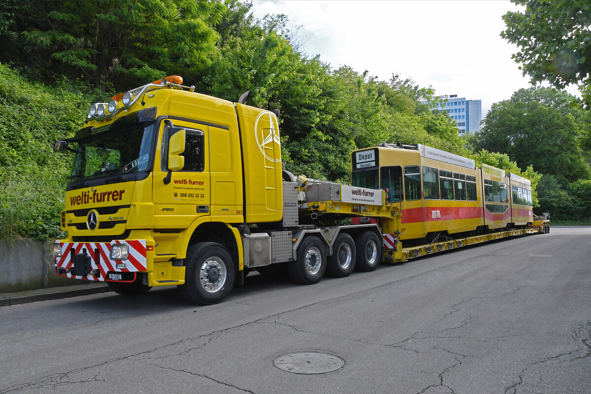 Für den Be 4/8 209 hat bald die letzte Stunde geschlagen. Am 23.05.2024 steht der Wagen vor dem Tor zur Firma Thommen und wartet auf sein Ende.