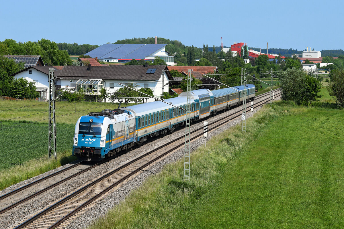 Für die Beförderung des ALX 79862 von Hof nach München HBF ab Regensburg war am 28. Mai 2023 die 183 004 eingeteilt. Bei Iffelkofen konnte ich die Leistung im industriellen Umfeld aufnehmen. Im Hintergrund erkennt man die ausgedehnten Anlagen des Ziegelwerks der Erlus AG.