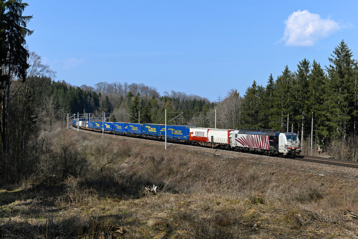 Für die Beförderung des DGS 43129 von München Ost Rbf nach Verona Q.E. war am 20. März 2020 die 193 774 von Lokomotion eingeteilt. Bei Lorenzberg durcheilt der gut ausgelastete KLV-Zug ein ausgedehntes Waldstück. 