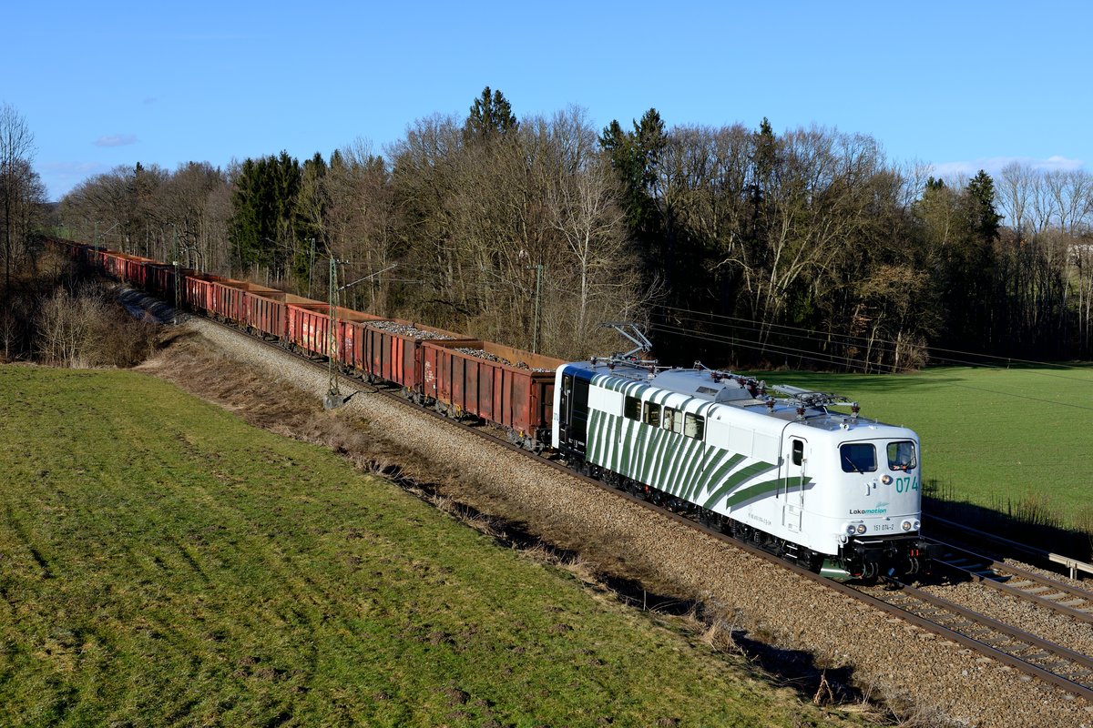 Für die Beförderung des nachmittäglichen Schrottzuges 44129 zum Brenner war am 03. März 2015 das neuste Zebra im Stall von Lokomotion eingeteilt, die 151 074 mit ihren auffälligen chromdioxidgrünen Streifen. Bei Gutmart wurde die Leistung erwartet und konnte bei besten Wetterverhältnissen umgesetzt werden.