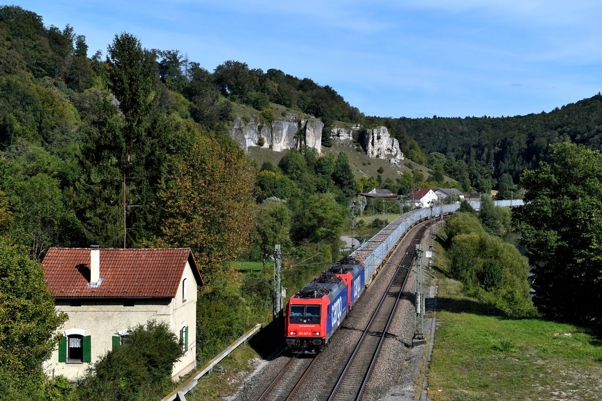 Für diese Besonderheit hatte ich glücklicherweise den richtigen Standort gewählt. Vom östlichen Portal des Esslinger Tunnels konnte ich die an die Widmer Rail Services vermietete SBB Cargo 482 047 und eine Schwestermaschine bei der Beförderung eines Rübenzuges fotografieren. Diese Leistung kam aus Straubing in Niederbayern und fuhr über Ansbach und die Remsbahn nach Frauenfeld in der Schweiz. Durch den erhöhten Standpunkt hatte man auch einen guten Blick auf die verladenen Zuckerrüben aus biologischem Anbau. Früher wurden zur Herbstzeit diese Agrarprodukte an praktisch jedem Landbahnhof verladen und sicherten sogar mancher Nebenbahn das Leben. Schon vor der Bahnreform zog sich die DB aus diesem Geschäft zurück und überließ die anfallende Fracht dem LKW. In jüngerer Zeit gab es allerdings eine kleine Renaissance, einige Rübenzüge fahren in die Schweiz. Allerdings ist der Zeitraum nur auf wenige Tage im Jahr begrenzt und die Züge verkehrten hauptsächlich nachts. Somit ist diese Aufnahme aus dem Altmühltal für mich als Glückstreffer zu werten (19. September 2019).