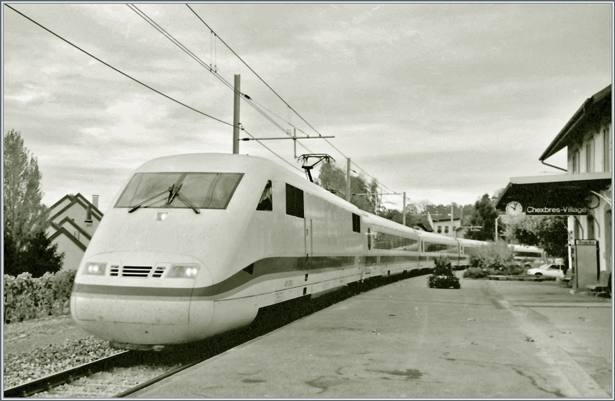 Für die Besucher der Fach-Tourismusmesse TTW in Montreux verkehrte ein ICE von Zürich nach Montreux und zurück. Dabei fuhr der Zug über die  Train des Vigens  Strecke. Dieses Analog Bild entstand in Chexbres. 

Oktober 1995