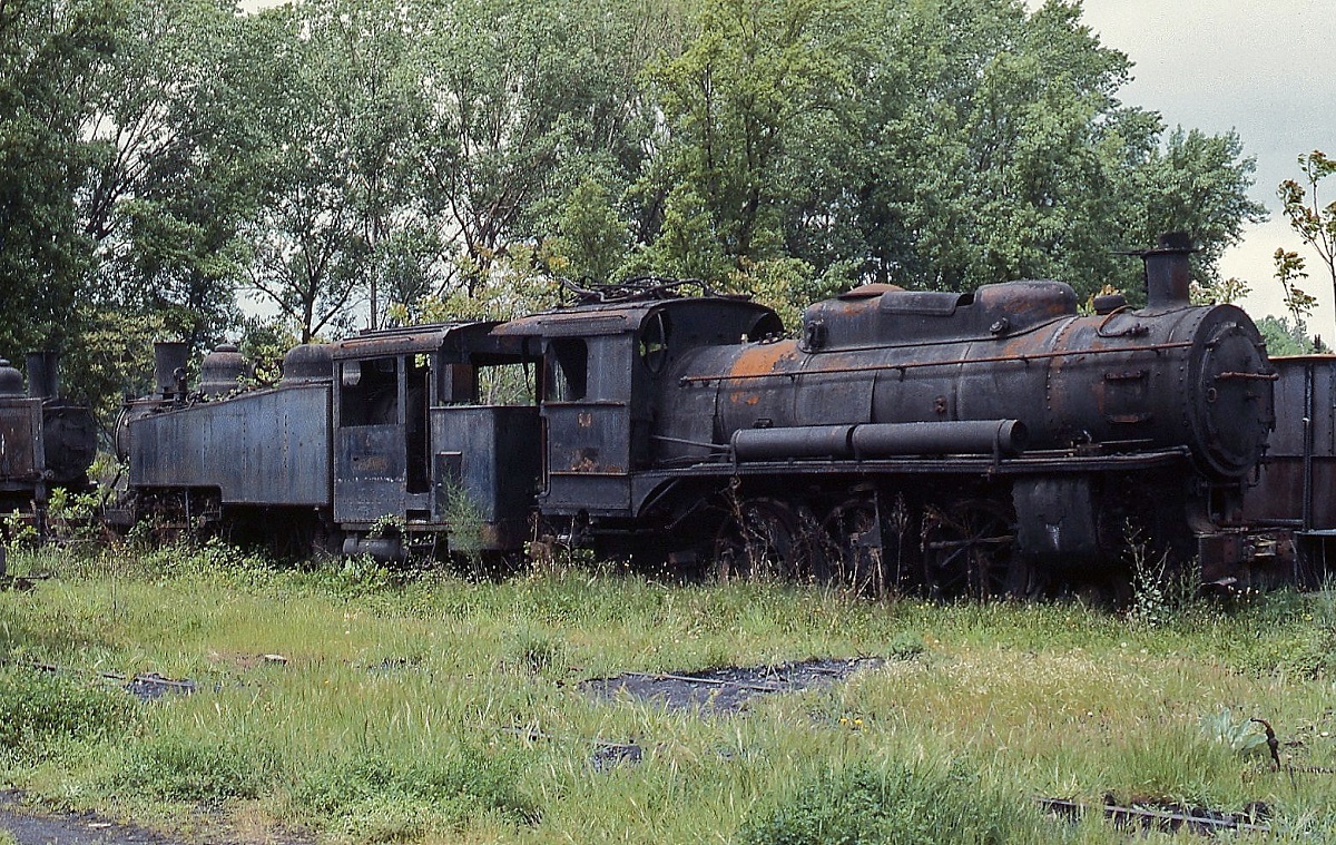 Für die Dampflokomotiven gab es am 04.05.1984 in Ponferrada außer Rangierdiensten und der morgendlichen Übergabe zum Kraftwerk nicht mehr viel zu tun, den Streckendienst hatten bereits Diesellokomotiven übernommen. Zahlreiche Dampfloks waren daher bereits abgestellt wie hier eine der Baldwin-Loks, davor möglicherweise der Rest der 1950 von Macosa 1950 gebaute Lok Nr. 13.