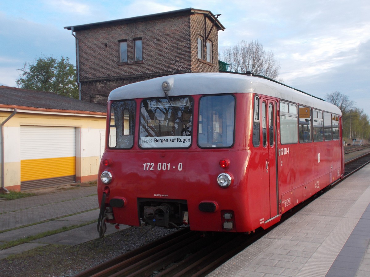 Für den defekten 772 345 hat die PRESS Ersatz gefunden und setzt momentan den 172 001 von der Neustrelitzer Hafenbahn wieder zwischen Bergen/Rügen und Lauterbach Mole ein.Wie 772 345 ist auch der 172 001 ohne Beiwagen im Einsatz.Am Abend vom 27.April 2015 fotografierte ich den LVT in Bergen/Rügen. 