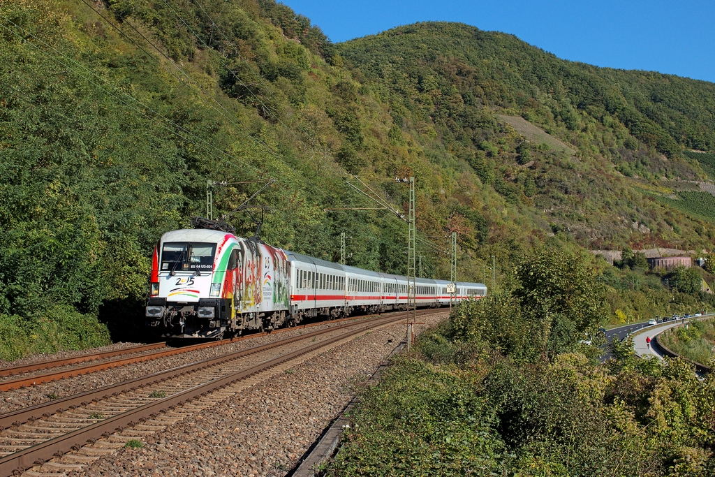 Für das deutsch-ungarische Freundschaftsjahr warb die 182 521, als sie am 27.9.2015 den IC 2571 nach Stuttgart, vorbei an der Einfahrt Boppard, beförderte