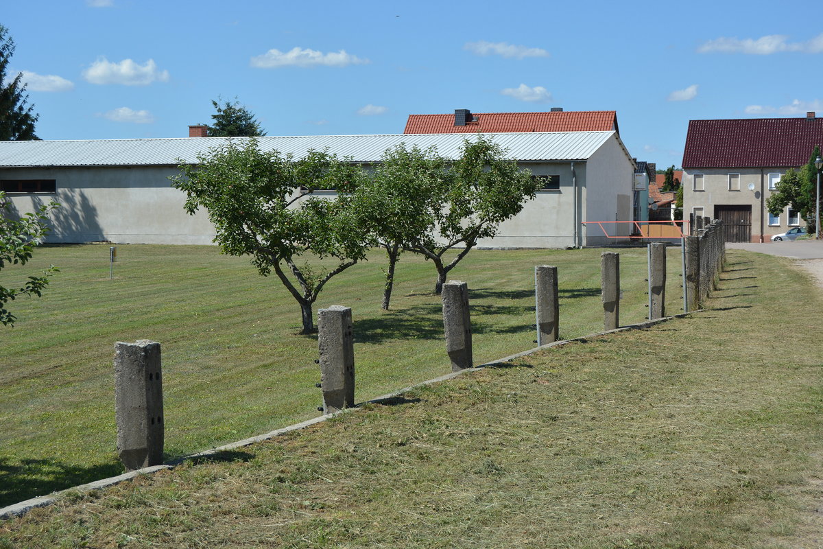 Für diesen Bauern hatte die Stilllegung der Kanonenbahn auch etwas gutes. Er nutzt einige B70 Betonschwellen als Zaunpfähle. 1992 wurde die Strecke ab Nedlitz bis Güterglück 2 Gleisig ausgebaut und 1 Jahr später elektrifiziert. Nur knapp 10 Jahre später wurde die Strecke stillgelegt und wird teilweise zurück gebaut. 

Nedlitz 20.07.2016

