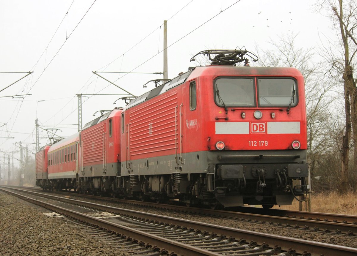 Für diesen Lokzug/PbZ, an dessen Schluss 112 179 hängt, geht es am 03.02.2017 nach einem kurzen  Fotohalt  am Signal in Neumünster weiter richtung Süden.