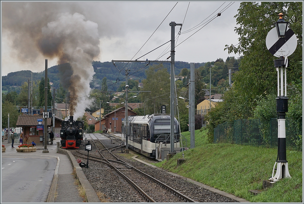 Für die doch recht steile Fahrt nach Chamby macht die G 2x  2/2 105 mächtig Dampf, noch steht das Ausfahrsignal, die Hippsche Wendeschiebe aber auf Halt. 

26. Sept. 2020
