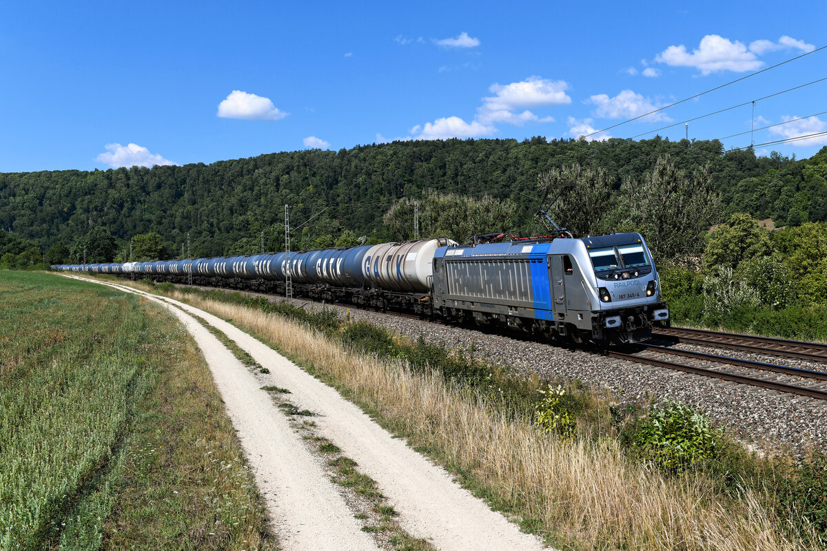 Für Ecco Rail im Einsatz steht aktuell die 187 345 von Railpool. Bei Obereichstätt im Altmühltal war sie am 10. August 2022 mit einem fotogenen Ganzzug, bestehend aus GATX Kesselwagen, zu sehen.