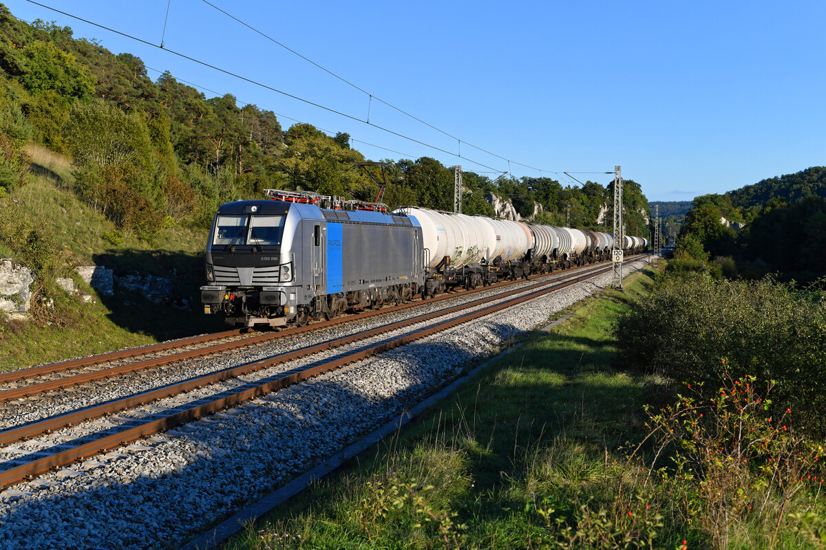 Für Ecco Rail im Einsatz steht die zum Aufnahmezeitpunkt erst wenige Monate alte 193 086 von Railpool. Am 22. September 2022 beförderte sie bei Hagenacker im Altmühltal einen Kesselwagenzug westwärts. 