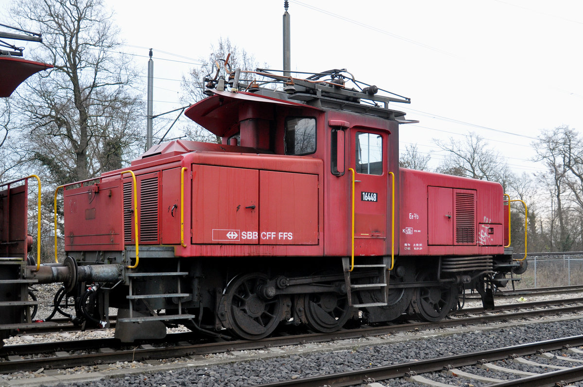 Für die Ee 3/3 16448 hat bald die letzte Stunde geschlagen. Hier steht die Lok auf einem Nebengleis beim Bahnhof Kaiseraugst. Die Aufnahme stammt vom 19.12.2016.