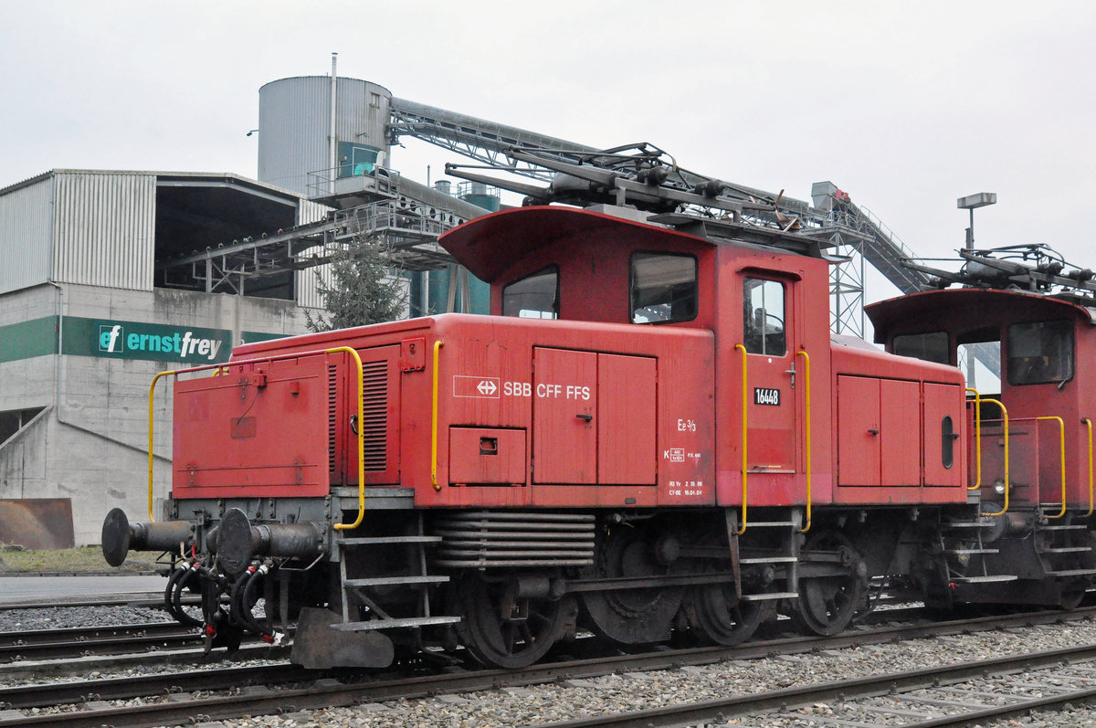 Für die Ee 3/3 16448 hat bald die letzte Stunde geschlagen. Hier steht die Lok auf einem Nebengleis beim Bahnhof Kaiseraugst. Die Aufnahme stammt vom 19.12.2016.