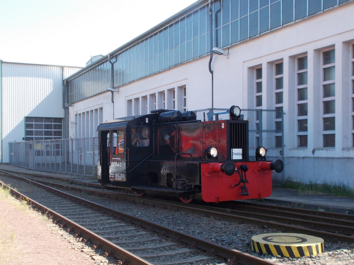 Für ein bisschen Fahrbetrieb,beim Tag der offenen Tür,im Werk Seddin sorgte,am 27.August 2016,die Kö 100 744 auf der man mit fahren durfte.