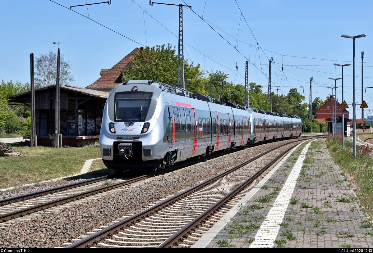 Für ein großzügiges Platzangebot sorgte am Pfingstmontag der RE 74710 (RE9) von Halle(Saale)Hbf nach Kassel-Wilhelmshöhe, der hier den Bahnhof Angersdorf auf der Bahnstrecke Halle–Hann. Münden (KBS 590) durchfährt.
Eingesetzt wurden der Dreiteiler 9442 107 und der Fünfteiler 9442 805 (Bombardier Talent 2) der Abellio Rail Mitteldeutschland GmbH.
[1.6.2020 | 13:13 Uhr]