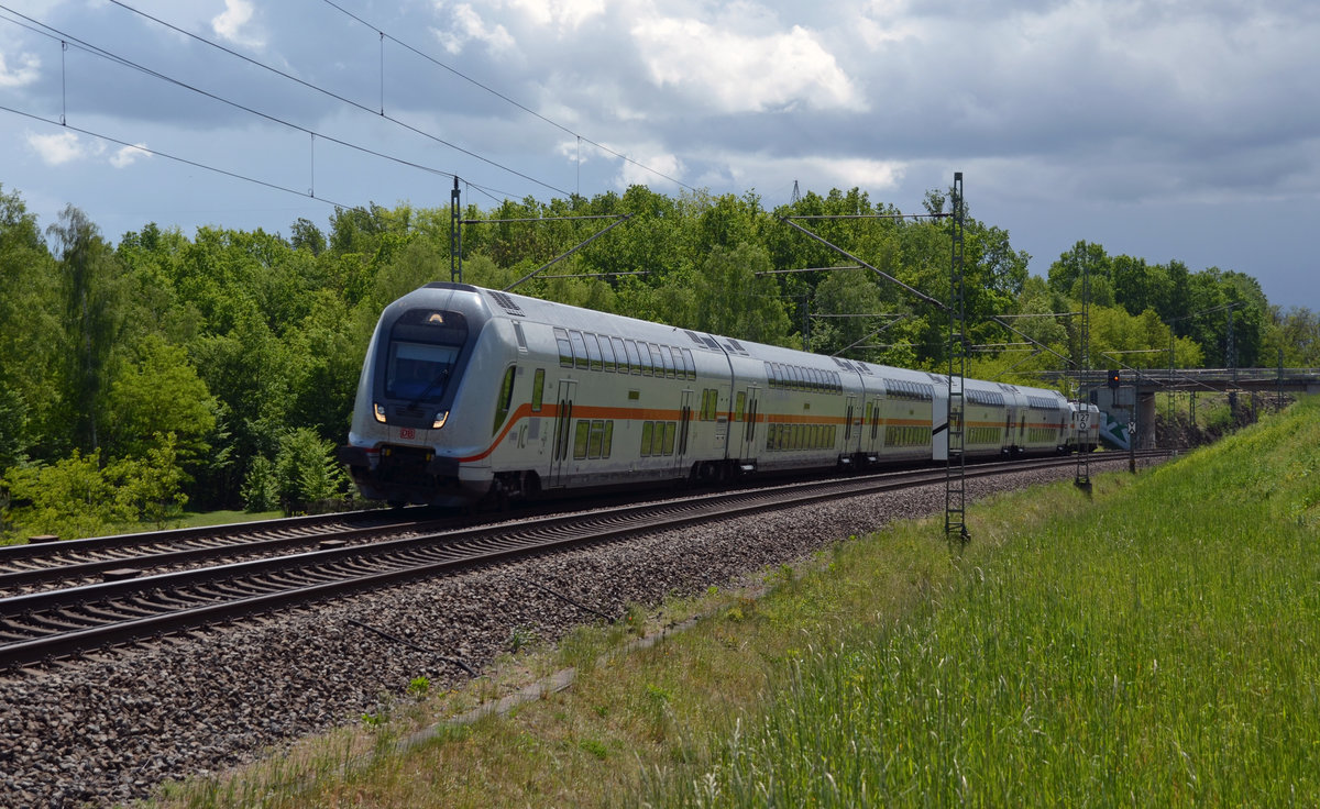 Für einen ausgefallenen ICE verkehrte am 15.05.16 der IC 2902 mit einer IC-Dosto-Garnitur und 146 556 als Schublok. Auf dem Weg nach Berlin rollt er hier durch Muldenstein.