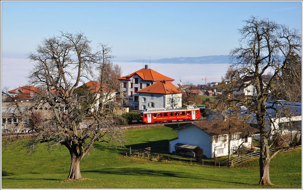 Für einmal reicht der Nebel über dem Bodensee bis nach Heiden herauf. ABDeh 2/4 24 verlässt soeben Heiden und fährt dabei an meinem Elternhaus im Vordergrund vorbei. (08.12.2015)