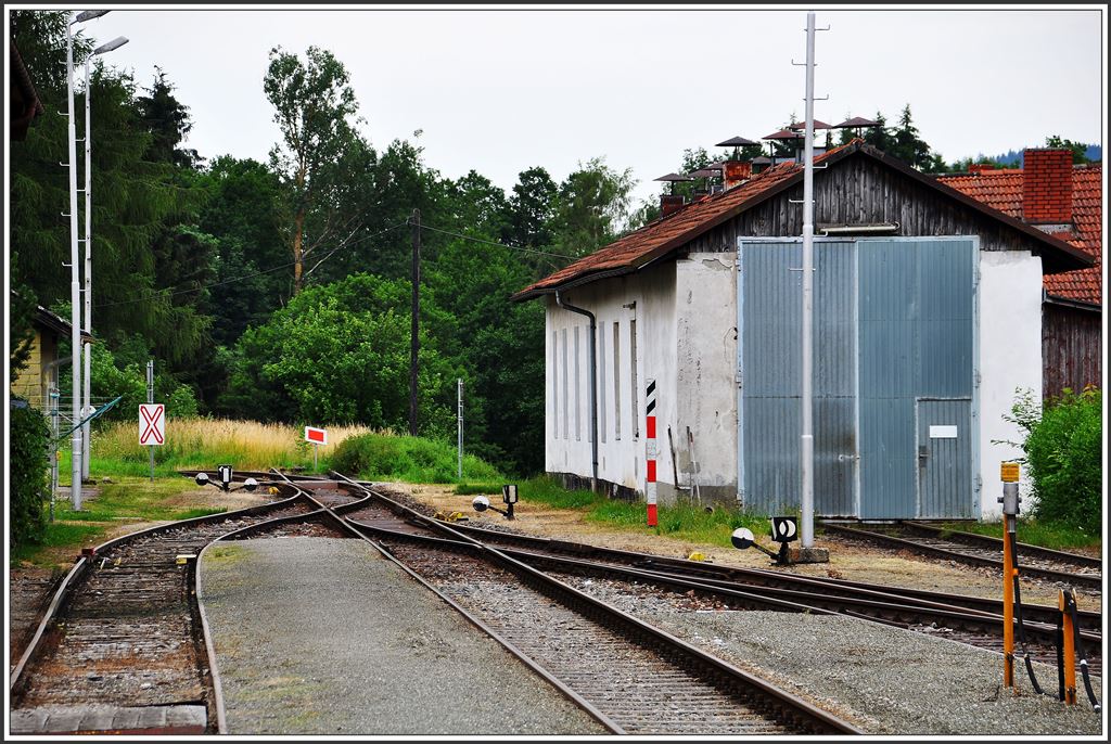 Für die einzelnen Triebwagen, die Aigen-Schlägl erreichen, ist die Bahnhofsanlage etwas überdimensioniert. (30.06.2015)