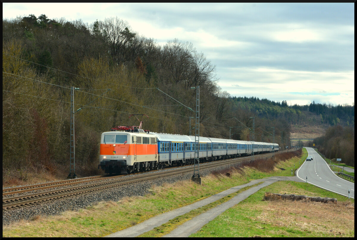 Für die Eishockeyfans des ERC Ingolstadt verkehrte am Sonntag, 25.02.2024, der SVG-Sonderzug DZ 28082 Ingolstadt - Mannheim. Der Zug bestand aus vierzehn Waggons (SVG) und wurde von der SVG 111 185-5 (S-Bahn-Lackierung) befördert. Die Reise ging von Ingolstadt durch das Altmühltal über Treuchtlingen, Ansbach und durch das Maintal nach Würzburg, wo der Zug die Fahrtrichtung wechselte. Nach einem knapp halbstündigen Aufenthalt ging es anschließend über Lauda, Osterburken, Seckach, Mosbach, das Neckartal und Heidelberg weiter nach Mannheim. Hier ist der stattliche Fanzug in voller Länge zu sehen, als er die Steigung kurz vor Zimmern (bei Seckach) heraufkommt. Auf der abendlichen Heimreise herrschte dann Partystimmung im Zug, denn der ERC Ingolstadt gewann das Auswärtsspiel gegen die Adler Mannheim klar mit 3:1.