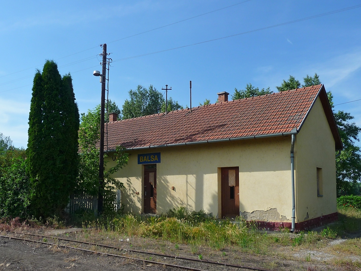 Für eine Endstation sehr einfach ist das Bahnhofsgebäude in Balsa der 2009 stillgelegten Schmalspurstrecke von Nyiregyhaza nach Dombrad und Balsa, 29. ‎Mai ‎2016 