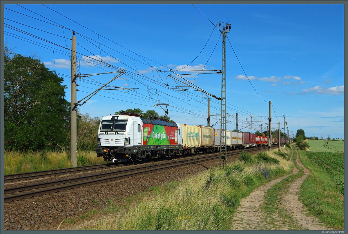 Für energiesparendes Fahren im Bahnverkehr wirbt 193 361 der DB Cargo. Am 21.06.2020 passiert sie mit einem Containerzug die Überleitstelle Wellen. 