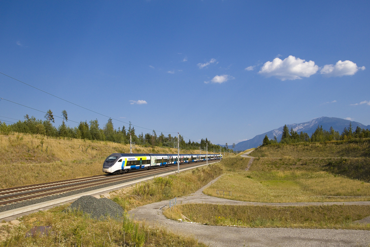 F�r etwas Abwechslung auf der Koralmbahn sorgen die Z�ge des Betreibers westbahn. Am 4. August 2026 zeigt sich hier west 1005 (Wien Hbf - Villach Hbf) zwischen Mittlern und K�hnsdorf - Klopeiner See.
