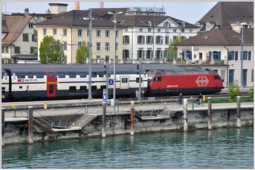 Für etwas Abwechslung sorgt der IC aus Brig mit Re 460 078-9 im Hafen von Romanshorn. (02.05.2016)