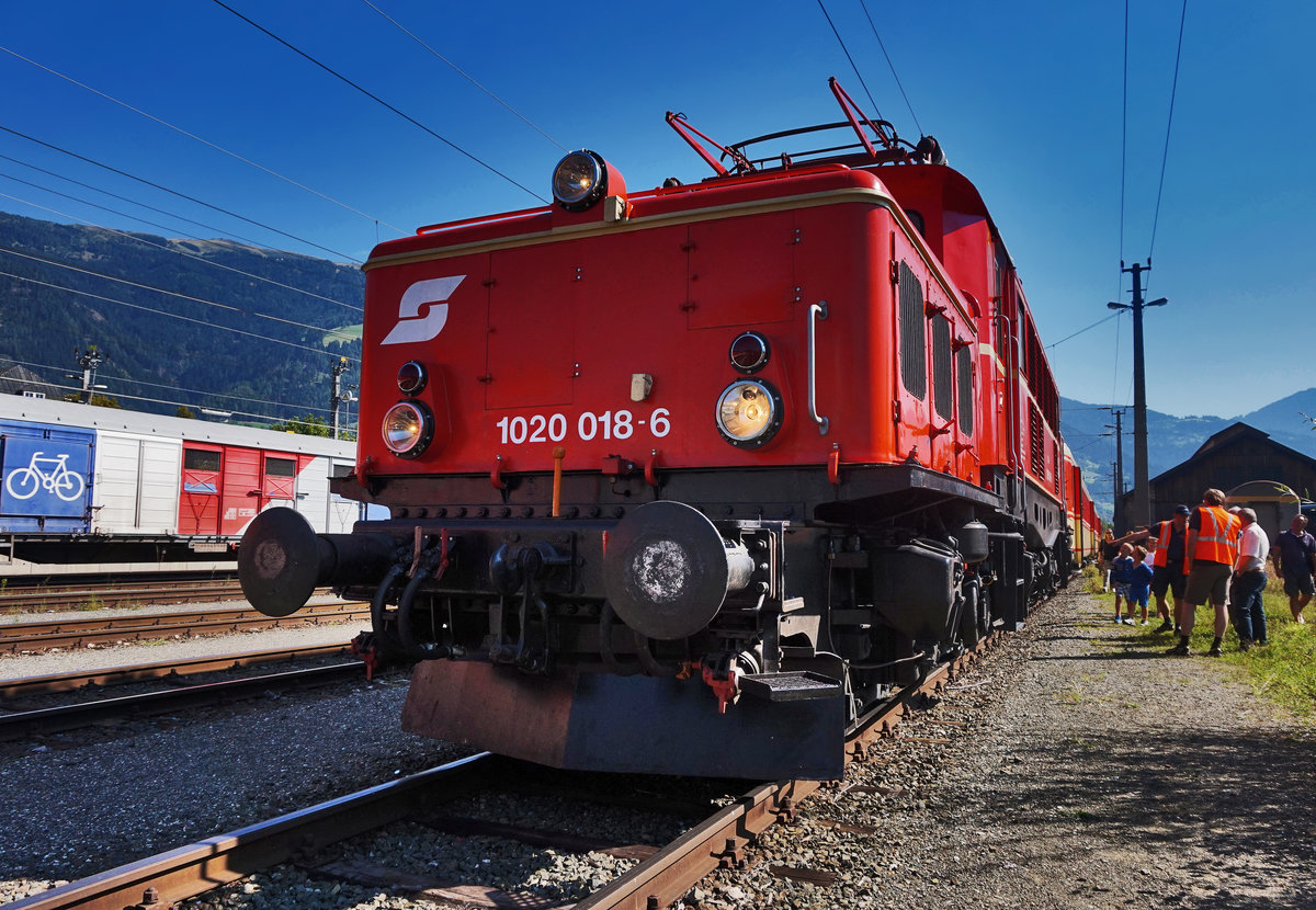 Für Fahrgäste, diese auf das Heizhausfest in Lienz wollen, fahren alle Züge extra nochmals von den Bahnsteigen herüber zum Heizhaus. 
Hier zu sehen ist die 1020 018-6 mit dem SR 17072 (Spittal-Millstättersee - Lienz), nahe dem Heizhaus der Lienzer Eisenbahnfreunde.
Aufgenommen am 28.8.2016.