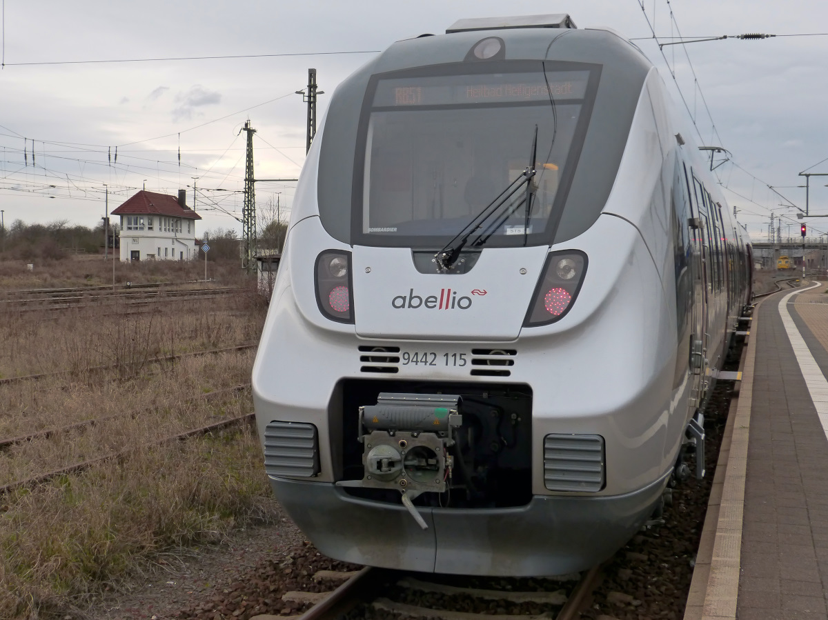 Für Fahrgäste mit einem Brett vor dem Kopf bietet Abellio auch maßgeschneiderte und dann Bahnsteig angepasste Bretter unter den Füßen an. Bahnhof Nordhausen. 28.03.2016 Der  Vorgängerzug  ein dreiviertel Jahr vorher: http://meinebahnfotos.startbilder.de/bild/Deutschland~Nordhausen~BR+143/441253/143-822-bahnhof-nordhausen-14072015.html